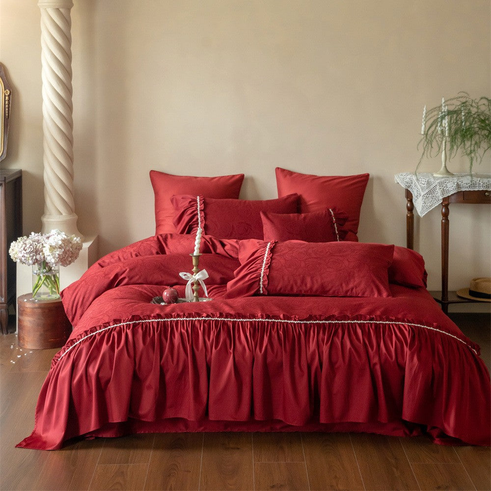 Opulentes Bettwäscheset im Vintage‑Stil mit gerafftem Bettüberwurf und Zierborte