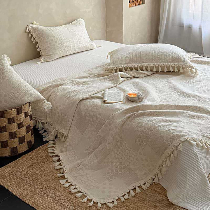 Gestepptes Tagesdecke-Set aus Baumwoll‑Leinen mit floraler Jacquardwebung, Quasten und Zierkissen