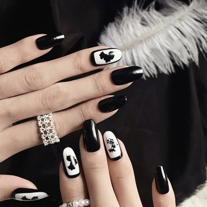 Künstlerisches Press-On Nagelset mit floralen und abstrakten Designs