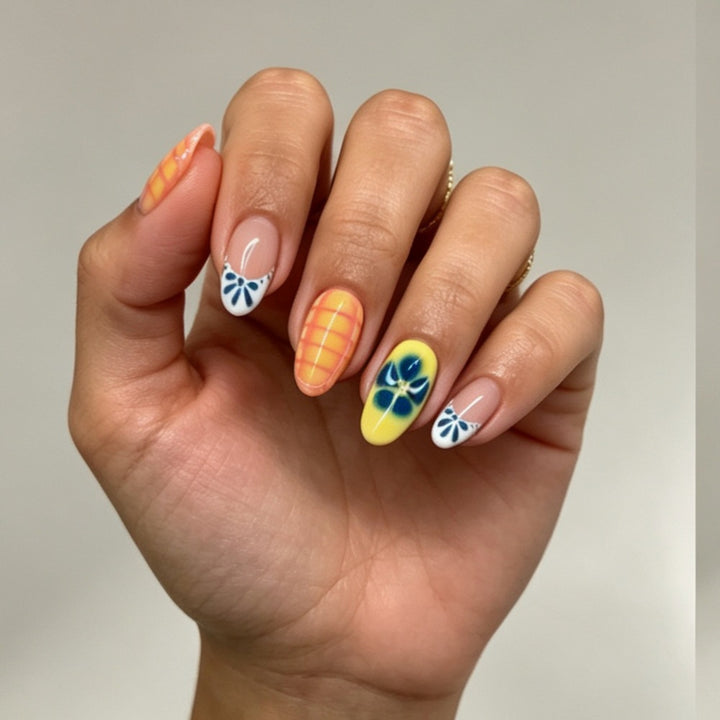 Kunstnägel mit Bunten Floralen Akzenten Karnz