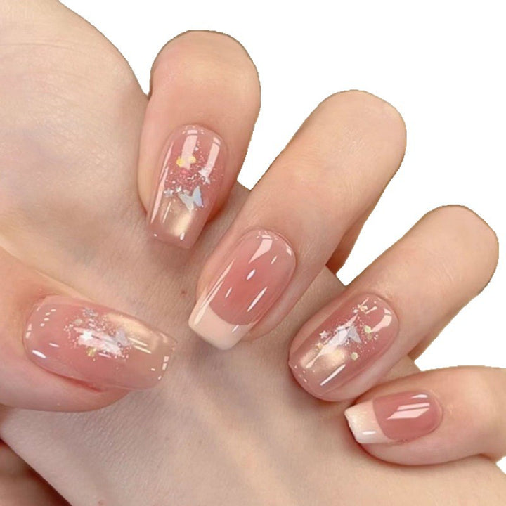 Stylische Press-On-Nagelverlängerungen mit künstlerischen Akzenten