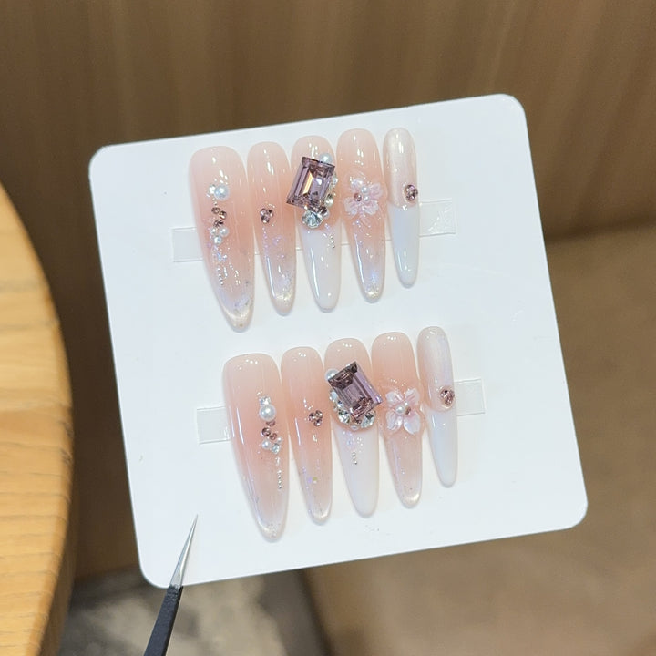 Kunstnägel mit Eleganten Schmuckdetails Karnz