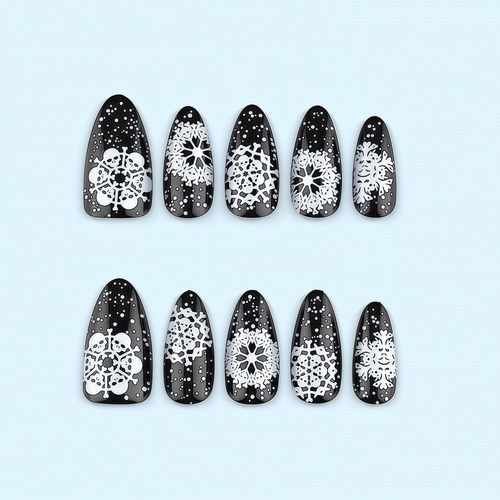 Kunstnägel im einzigartigen winterlichen Design mit Schnee- und Rentiermotiven Karnz