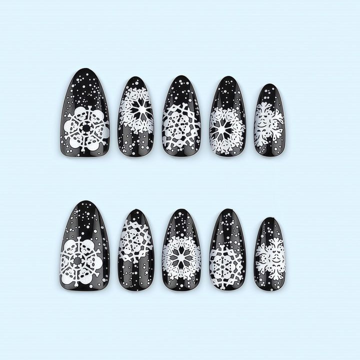 Kunstnägel im einzigartigen winterlichen Design mit Schnee- und Rentiermotiven Karnz