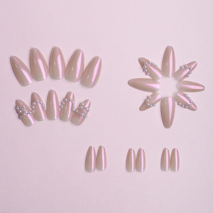 Elegante Gelnägel mit Perlenverzierung Karnz