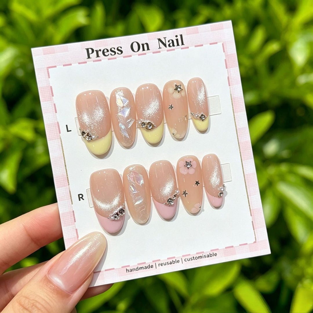 Dekoratives Press-On Nagelkunst-Set mit Kreuz- und Edelsteinakzenten