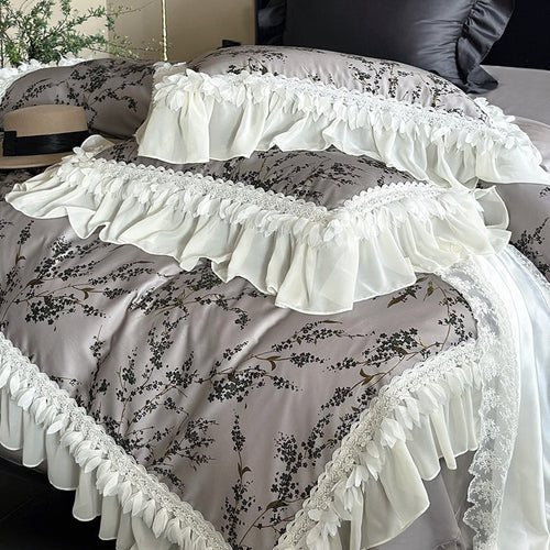 Satin-Bettgarnitur mit floraler Druckdecke, gestuftem Rüschenkissen & Spitzenbesatz