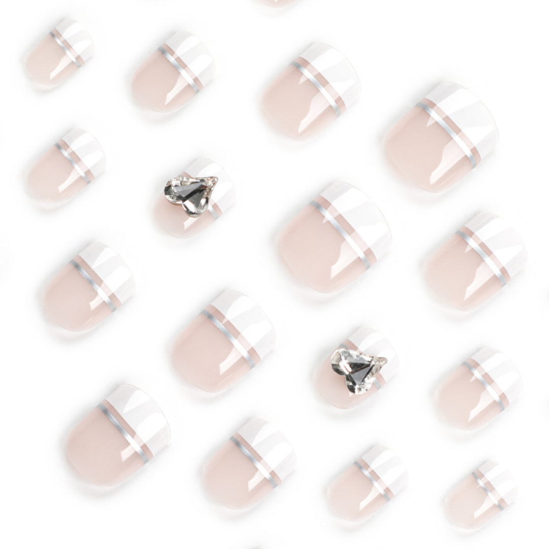 Elegante Nagelkunst mit Glitzerakzenten und Schmuckdetails Karnz