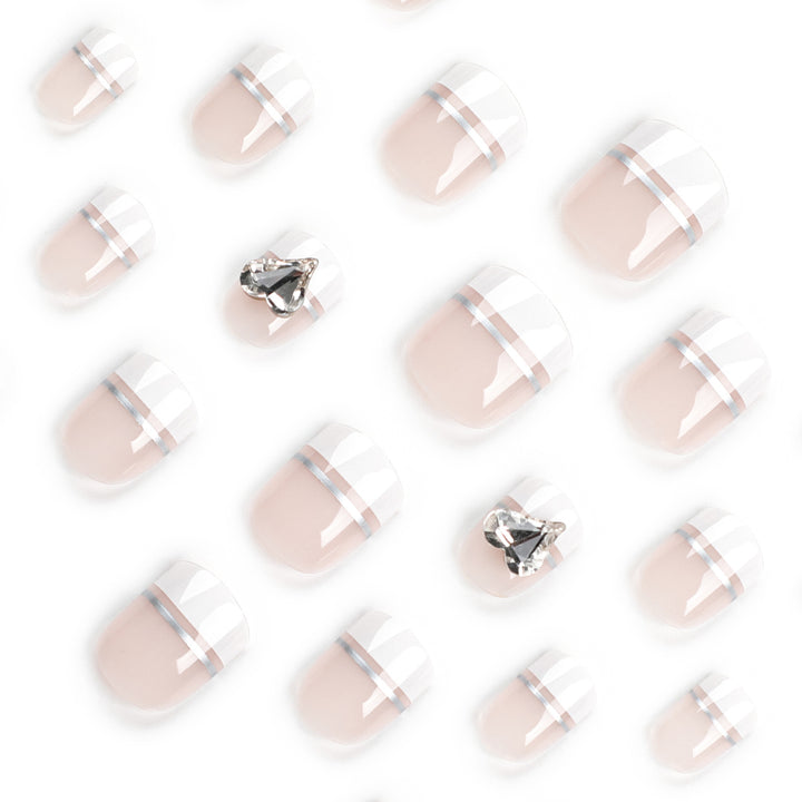 Elegante Nagelkunst mit Glitzerakzenten und Schmuckdetails Karnz