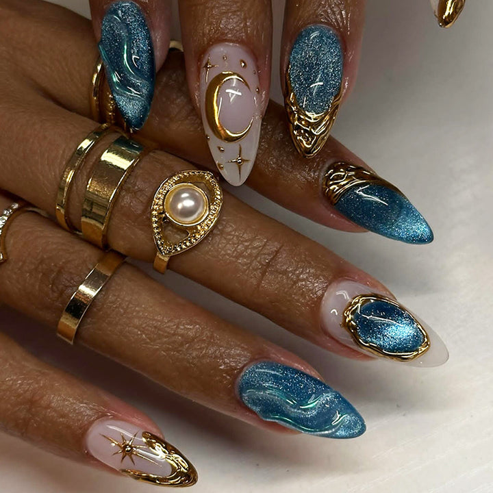 Künstlerisches Press-On Nagelkunstset mit goldenen Akzenten Karnz