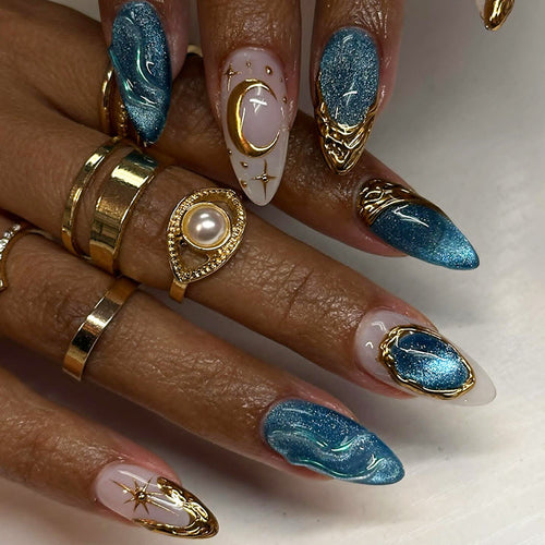 Künstlerisches Press-On Nagelkunstset mit goldenen Akzenten Karnz