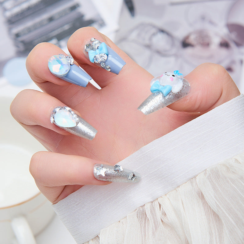 Kreative Kunstnägel mit 3D-Design und Glitzerakzenten Karnz