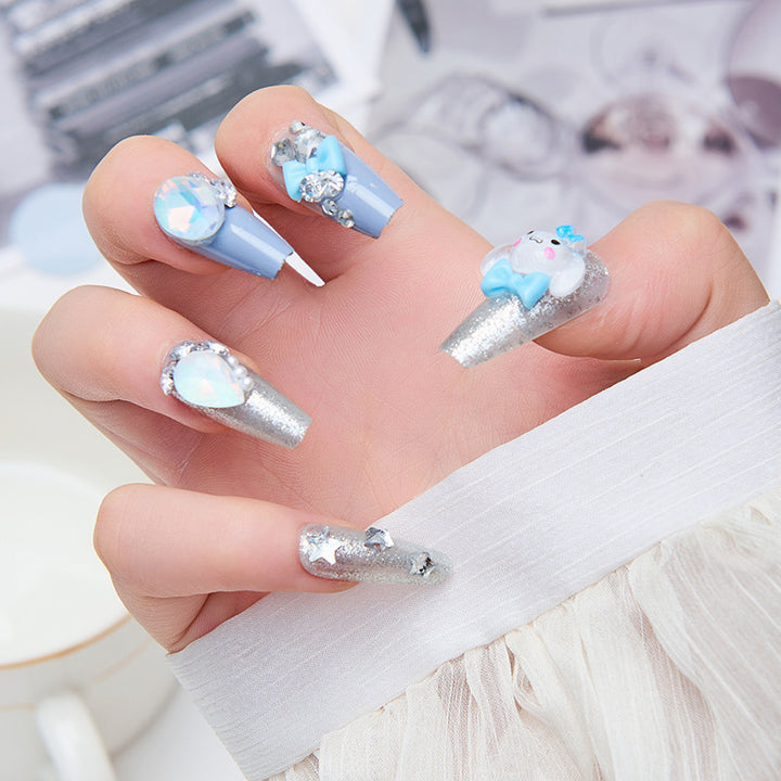 Kreative Kunstnägel mit 3D-Design und Glitzerakzenten Karnz