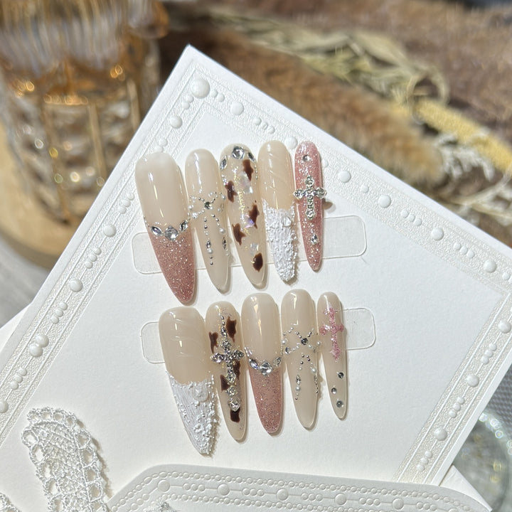 Glamouröses Press-On Nagelkunstset mit innovativen Designelementen Karnz