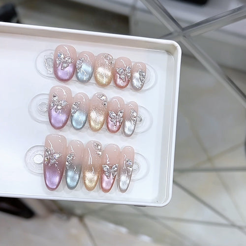 Dekoratives Press-On Nagelset mit Schmetterlingsakzenten Karnz