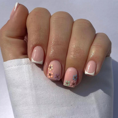 Kunstvolle Nagelkunst mit floralem Akzent und elegantem French-Tip Karnz