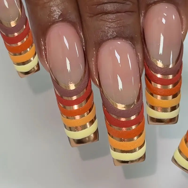 Künstlerisches French Tip Nagelset Karnz