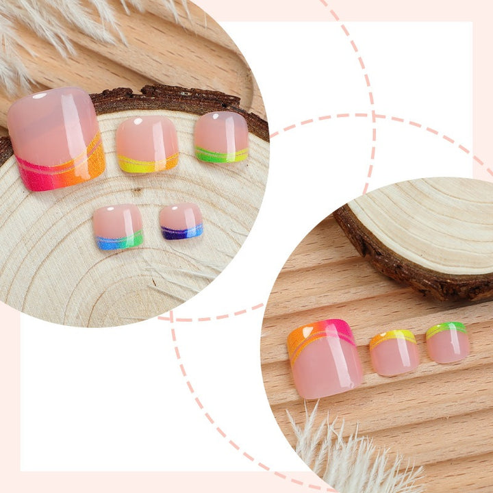 Kunstnagelset mit bunten Akzenten und stilvollem Design Karnz