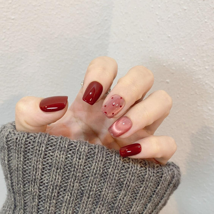 Künstliche Nagelspitzen mit Kreativen Punkten und Hochglanz Karnz