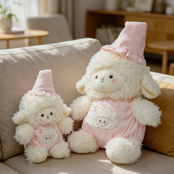 Plüsch Lamm Kuscheltier mit gesticktem Overall und Schlafmütze Karnz