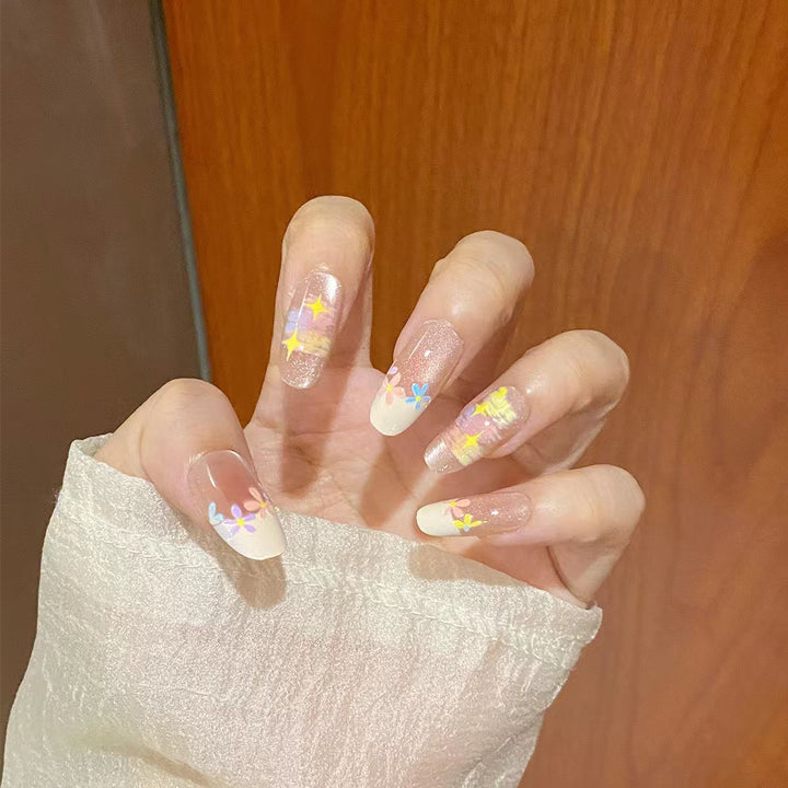 Blumeninspiriertes Press-On Nagelkunst Karnz