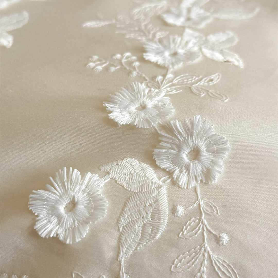 Bestickte florale Baumwollsatin Bettdeckenbezug-Set mit Federbesatz-Akzent