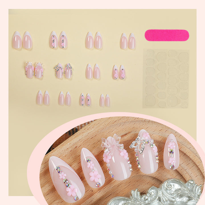Kreatives Kunstnagelset mit verspielten Blüten- und Glitzerakzenten Karnz