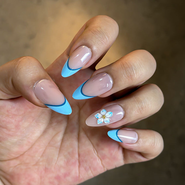 Künstlerisches Press-On Nagelset mit floralen Akzenten Karnz