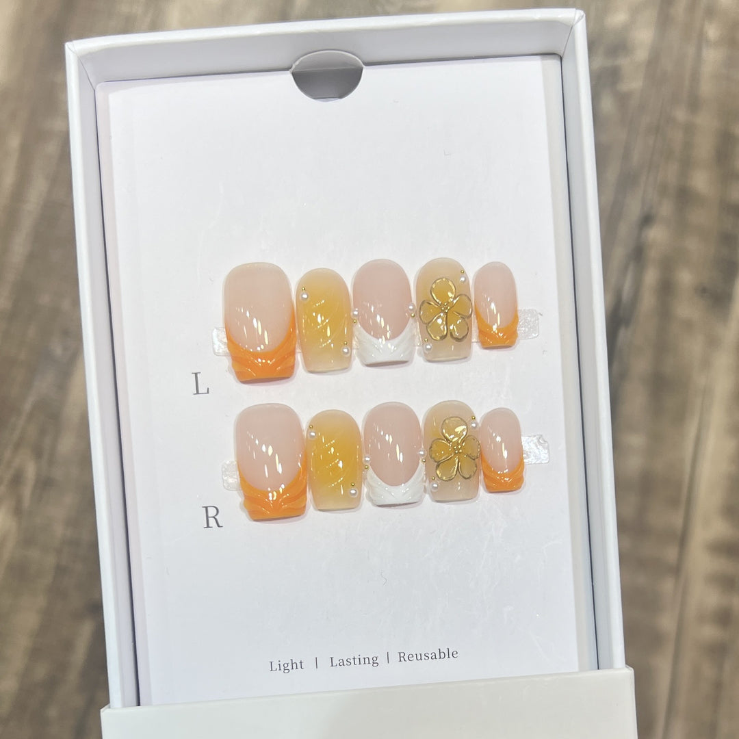Elegante Stiletto Press-On Nagelset mit floralen Akzenten Karnz