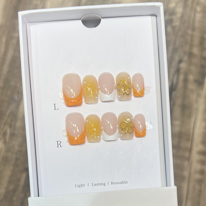 Elegante Stiletto Press-On Nagelset mit floralen Akzenten Karnz
