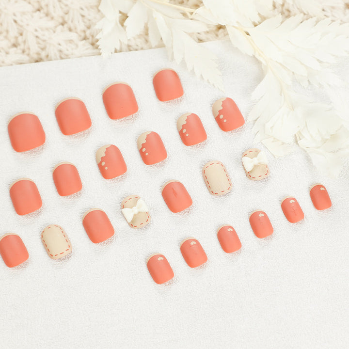 Kunstvolle Nagelnägel mit dekorativen Bogenmotiven und French-Spitzen Karnz