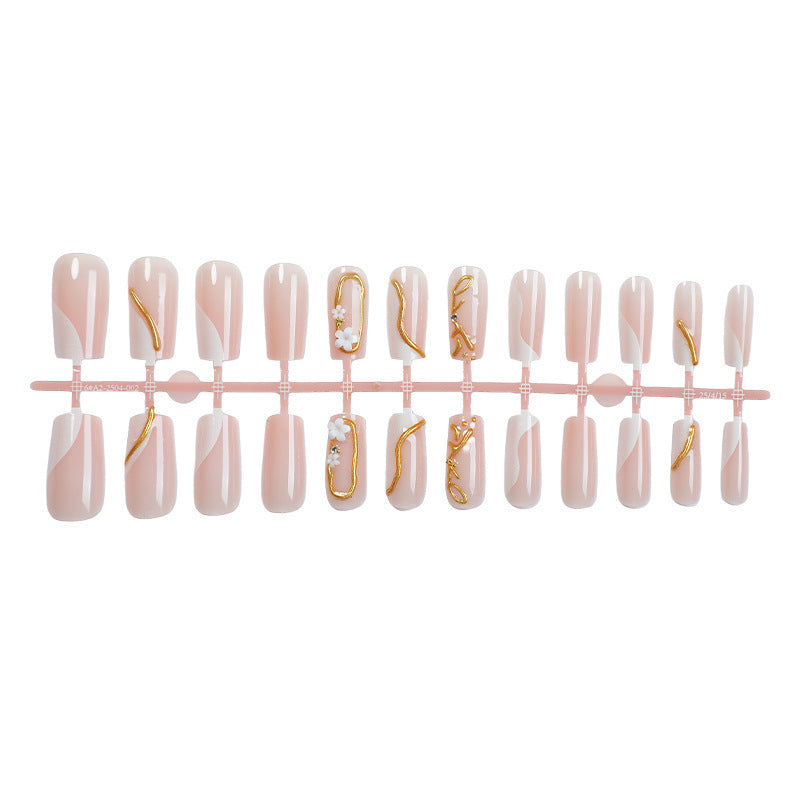 Kunstnagelset mit elegantem Goldakzent und floralen Designs Karnz