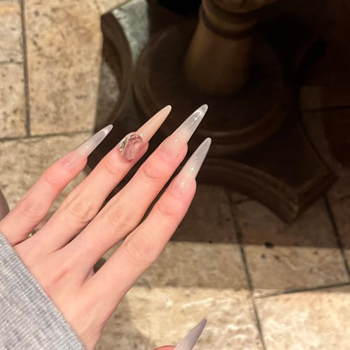 Glamouröse Stiletto-Nagelkunstverlängerungen mit dekorativen Akzenten