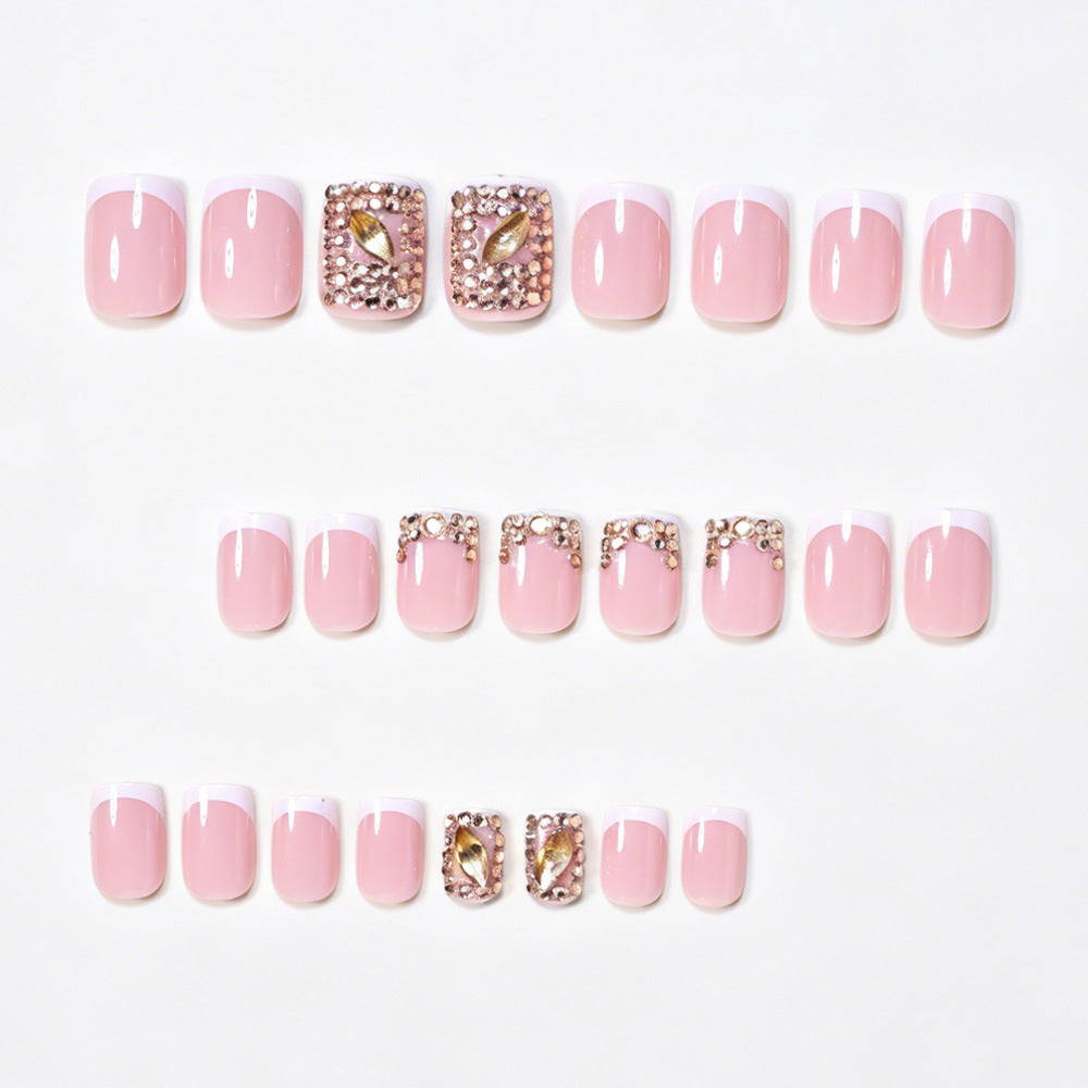 Elegante dekorative Press-On Nagelkunst Karnz