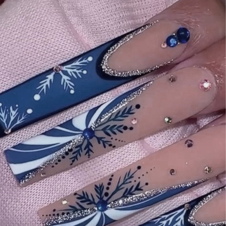Elegante Stiletto Druck-Nägel mit Schneeflocken- und Edelsteinakzenten Karnz