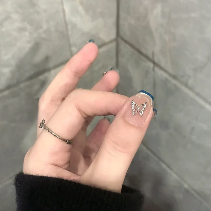 Kunstnägel mit Trendigen Französischen Spitzen und Dekorativen Glitzerakzenten Karnz