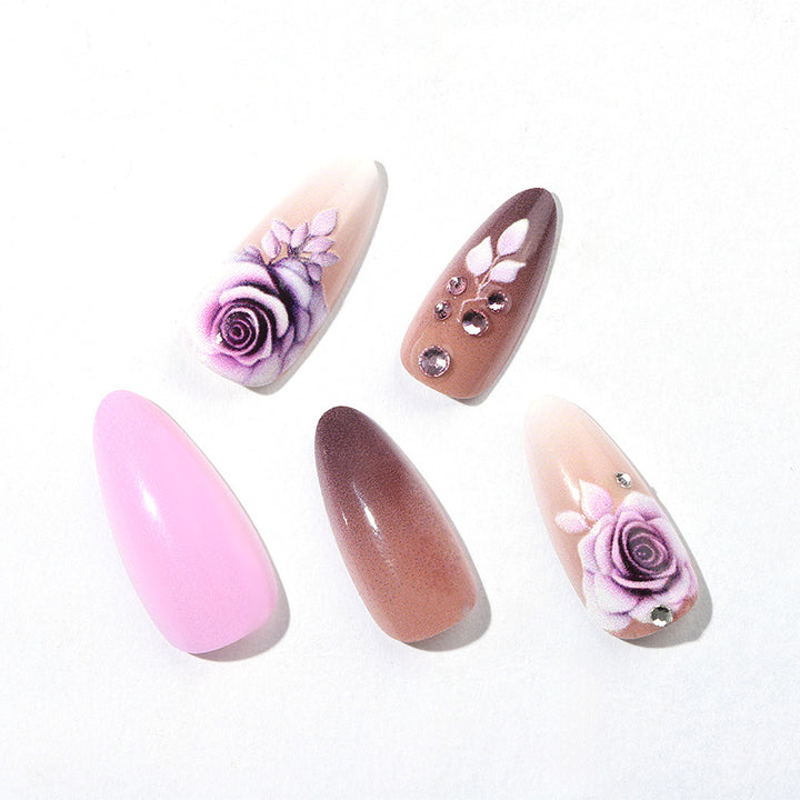 Kreatives Kunstnagelset mit eleganten Rosen-Akzenten und sanftem Farbverlauf Karnz