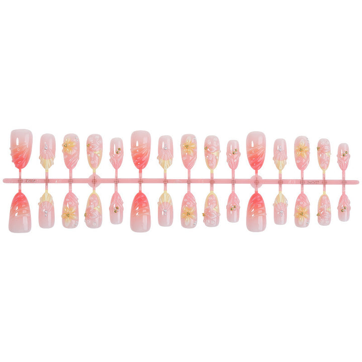 Kreatives Kunstnagelset mit zarten Blüten- und Dekorationselementen Karnz