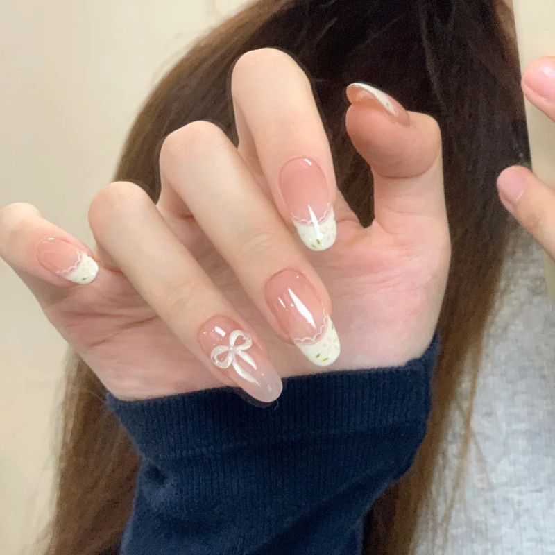 Künstlerisches Nageldesign mit dekorativen Elementen Karnz