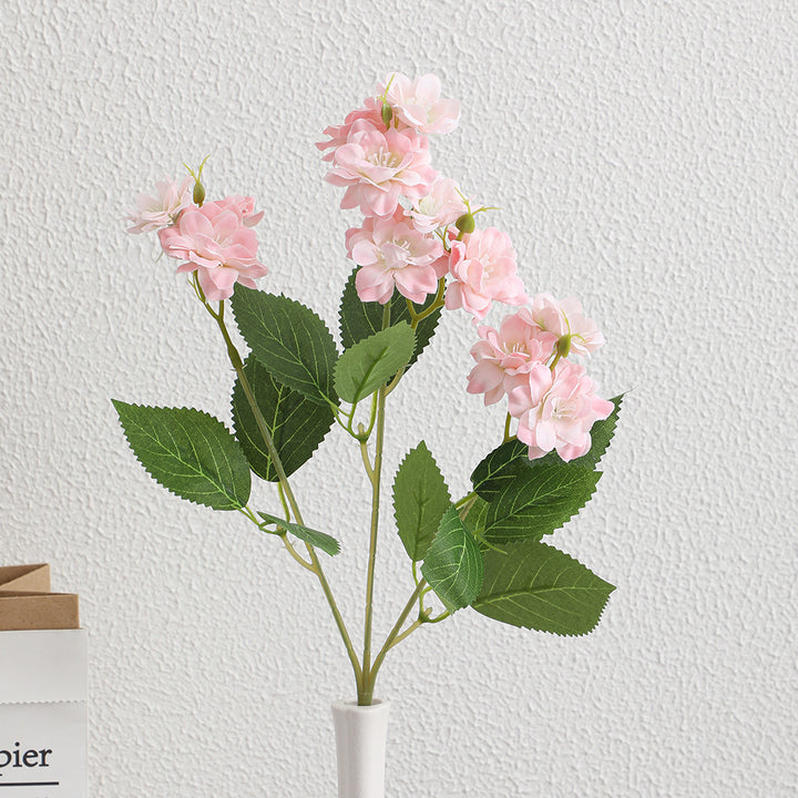 Kunstblumenarrangement mit zarten weißen Blüten Karnz