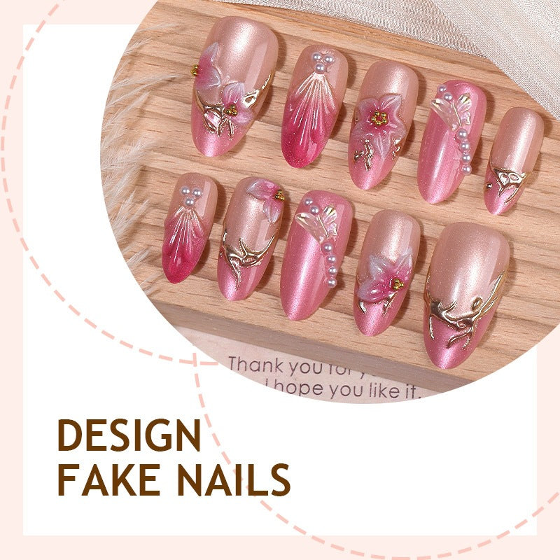 Kunstnagelset mit floralen und glitzernden Designs Karnz