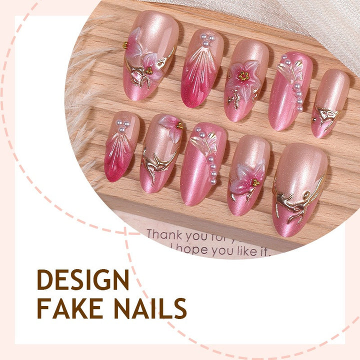 Kunstnagelset mit floralen und glitzernden Designs Karnz