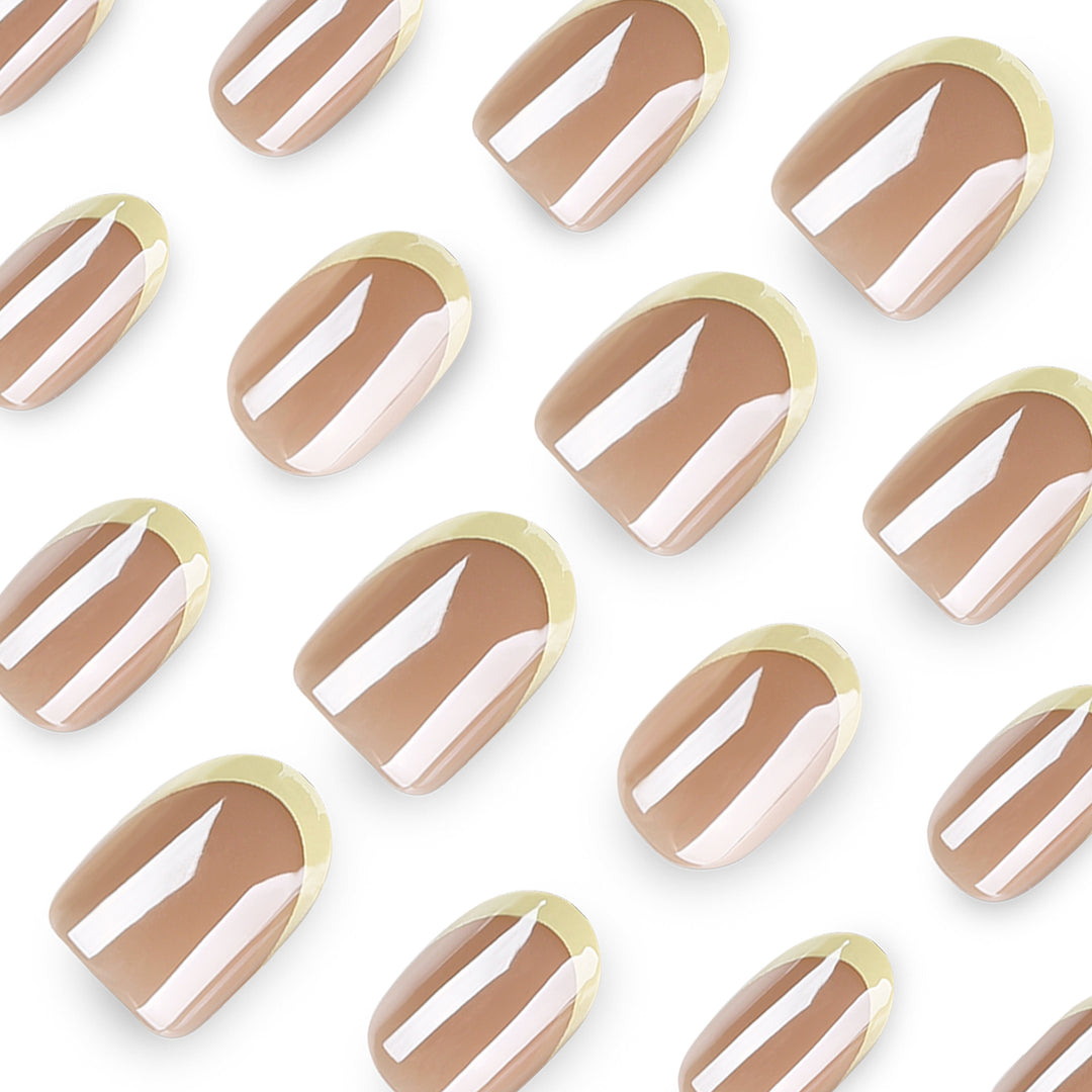 Elegante Nagelkunst mit durchscheinendem Farbverlauf und präzisem French-Tip Karnz