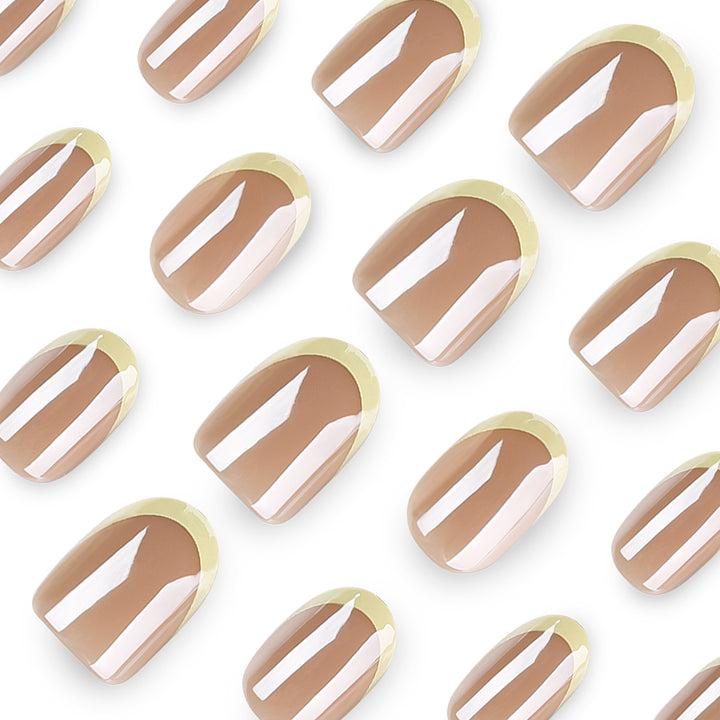 Elegante Nagelkunst mit durchscheinendem Farbverlauf und präzisem French-Tip Karnz