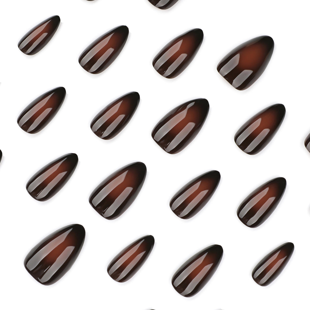 Kunstvolle Stiletto-Nägel mit glänzendem Finish Karnz