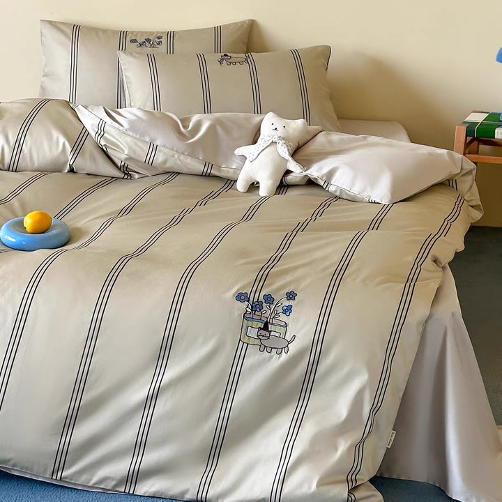 Gestreiftes Baumwollsateen-Bettbezug-Set mit besticktem Katzenpatch und verdecktem Reißverschluss