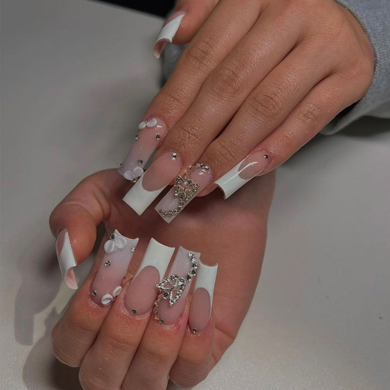 Dekorative Lange Press-On Nägel mit Strass- und Blumenakzenten Karnz
