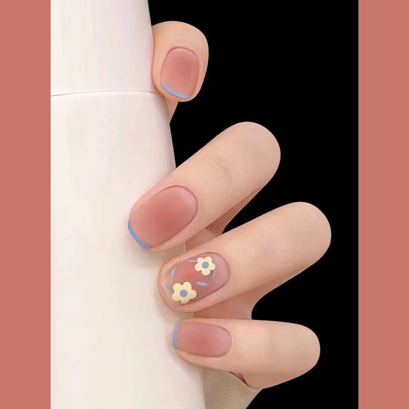 Kreatives Nageldesign mit floralen Akzenten Karnz