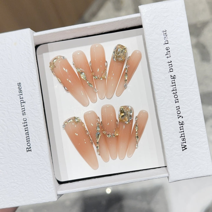 Kunstnägel mit Romantischem Glamour-Design Karnz