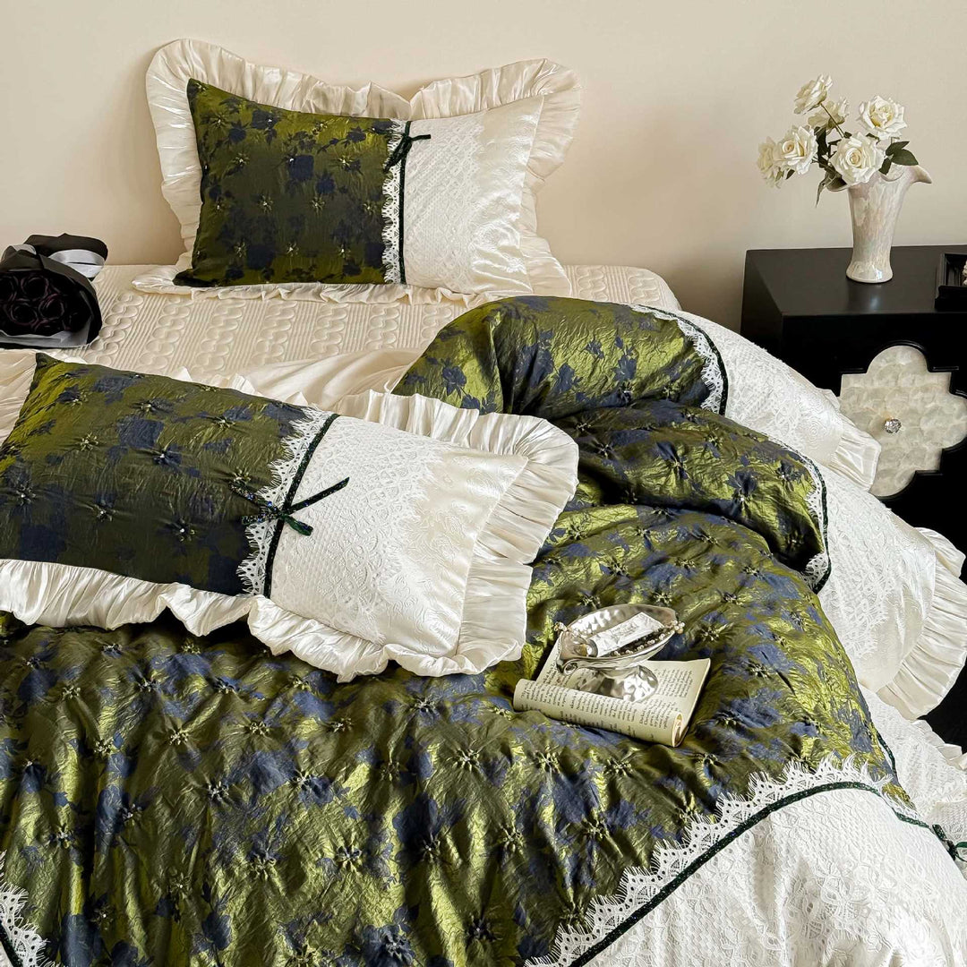 Jacquard-Bettwäschegarnitur mit olivgemusterter Steppoptik, Satin-Volant und Spitzenpaneel